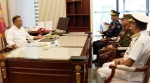 প্রধানমন্ত্রীর সঙ্গে তিন বাহিনী প্রধানের সাক্ষাৎ